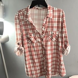 Woman’s quarter sleeve plaid shirt